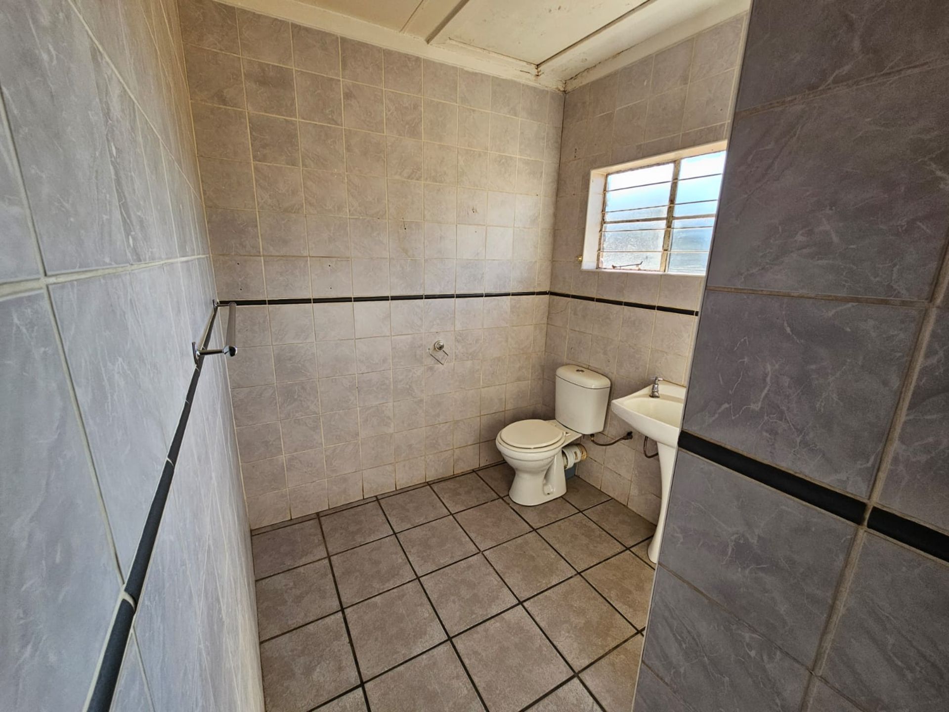 SPACIOUS 1 HECTARE PROPERTY WITH POOL & GUEST HOUSE - EQUIPPED WITH BACKUP SOLAR PLANT & WATER TANKS - Image 191 of 192