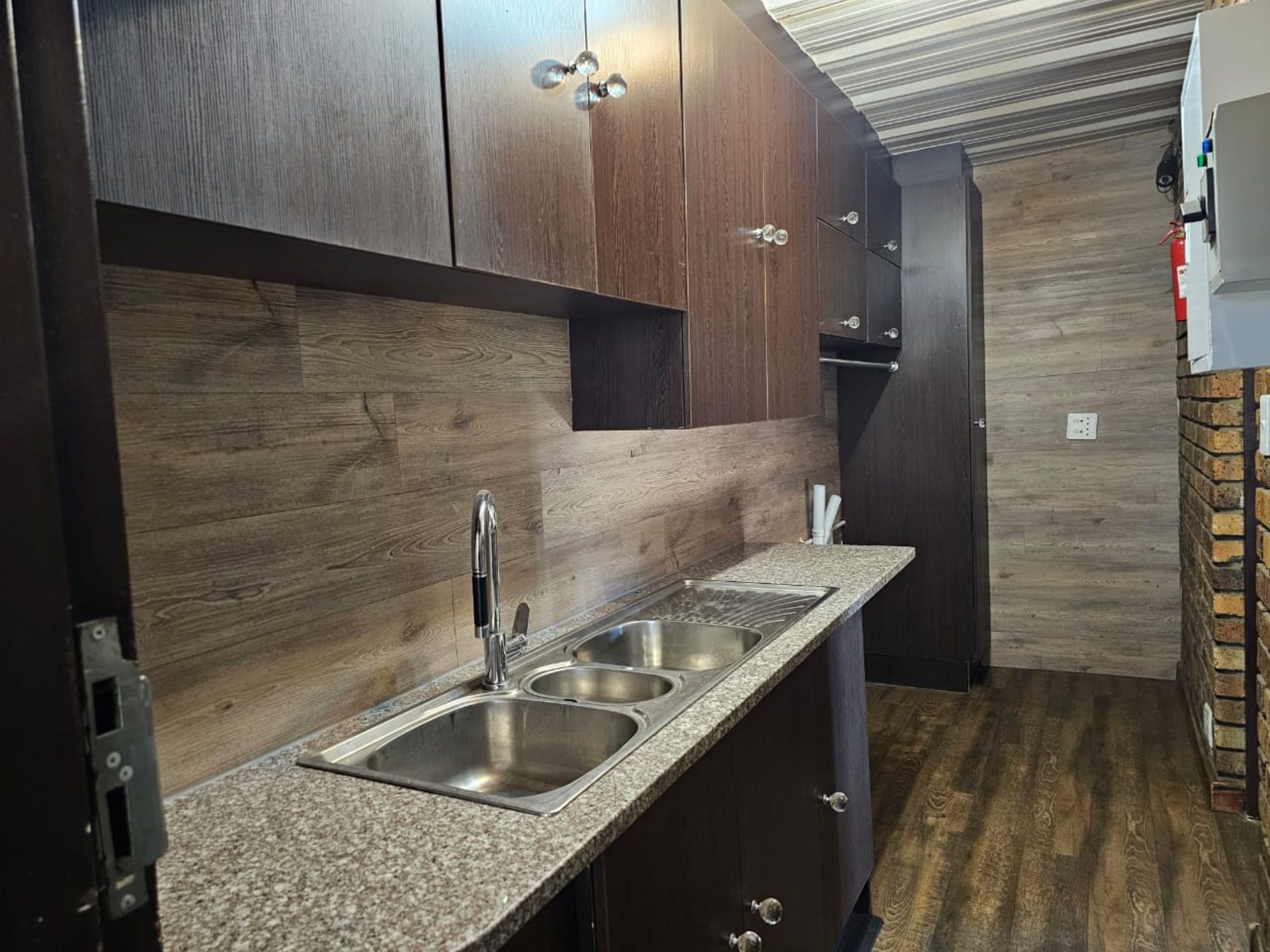 SPACIOUS 1 HECTARE PROPERTY WITH POOL & GUEST HOUSE - EQUIPPED WITH BACKUP SOLAR PLANT & WATER TANKS - Image 78 of 192