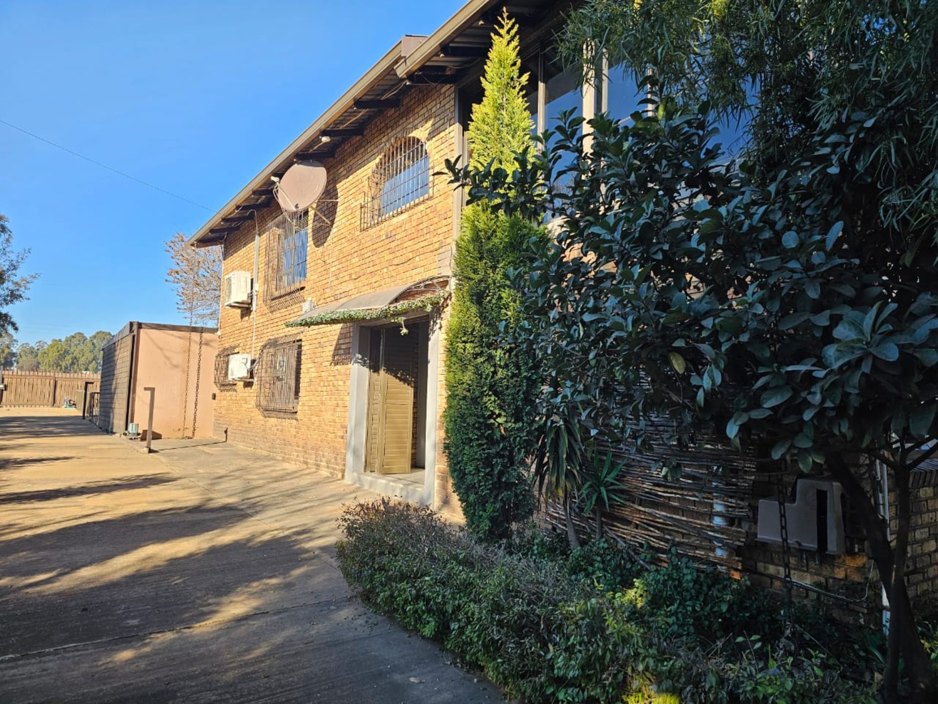 SPACIOUS 1 HECTARE PROPERTY WITH POOL & GUEST HOUSE - EQUIPPED WITH BACKUP SOLAR PLANT & WATER TANKS - Image 13 of 192