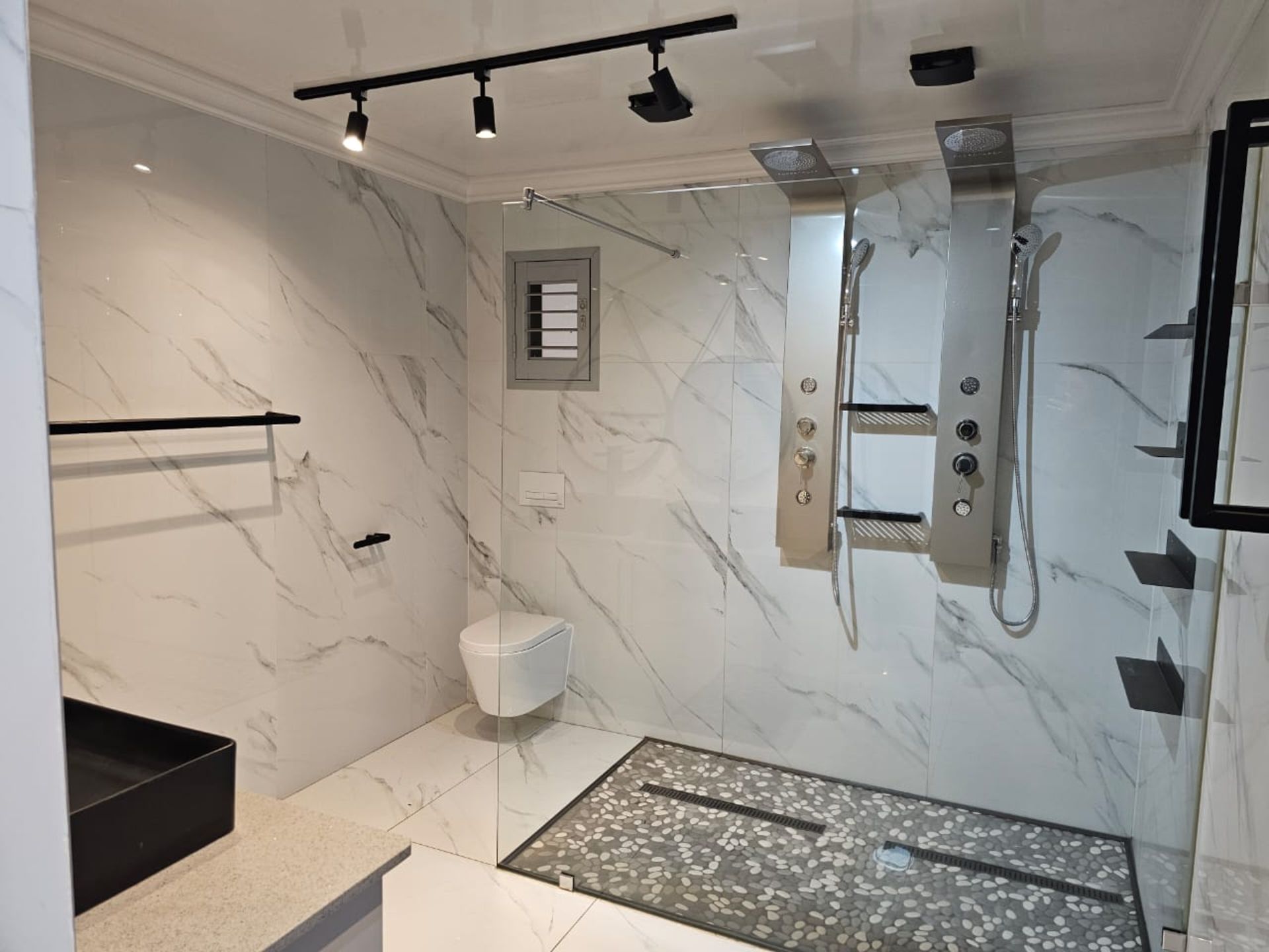 SPACIOUS 1 HECTARE PROPERTY WITH POOL & GUEST HOUSE - EQUIPPED WITH BACKUP SOLAR PLANT & WATER TANKS - Image 124 of 192