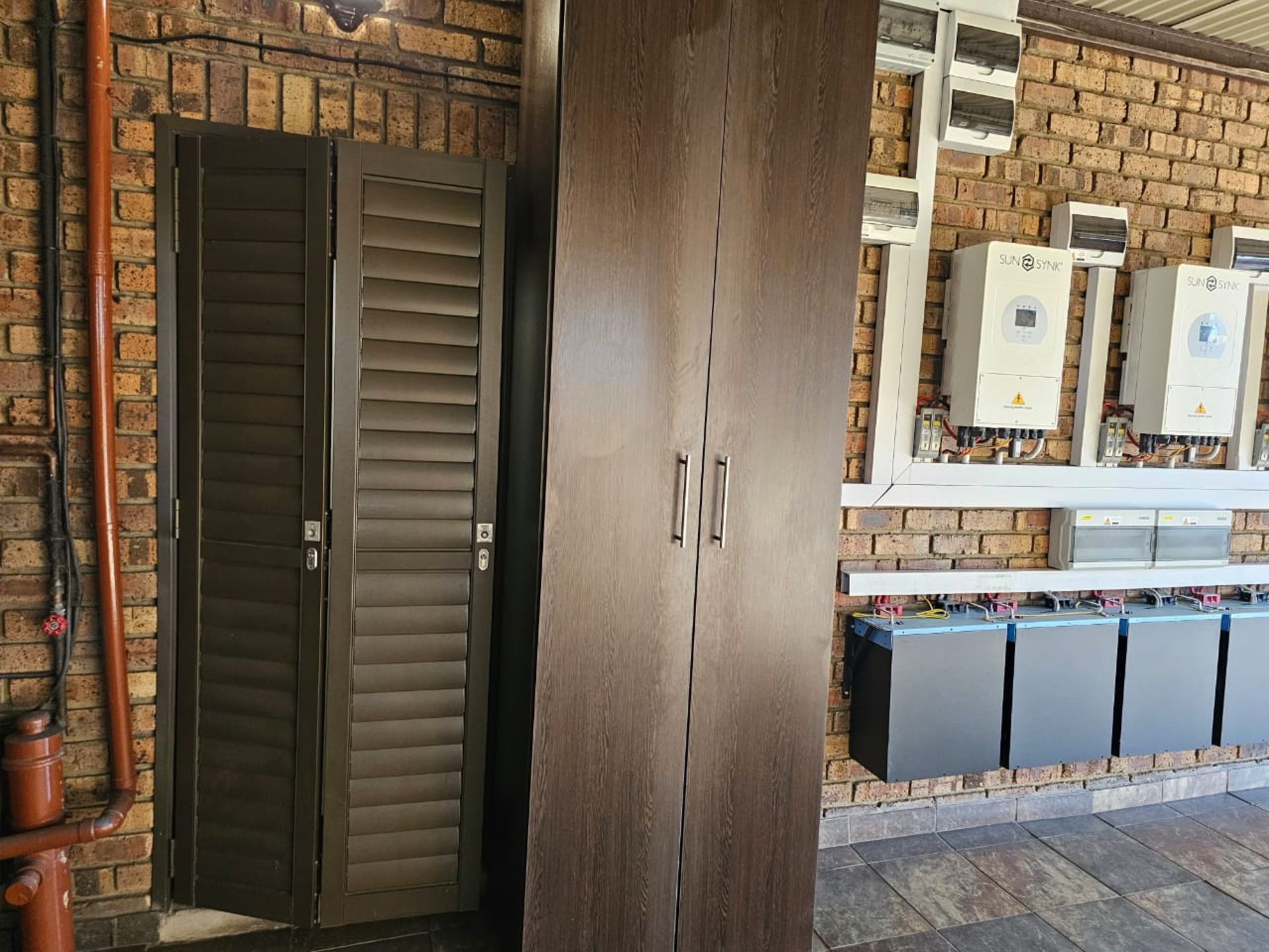 SPACIOUS 1 HECTARE PROPERTY WITH POOL & GUEST HOUSE - EQUIPPED WITH BACKUP SOLAR PLANT & WATER TANKS - Image 73 of 192