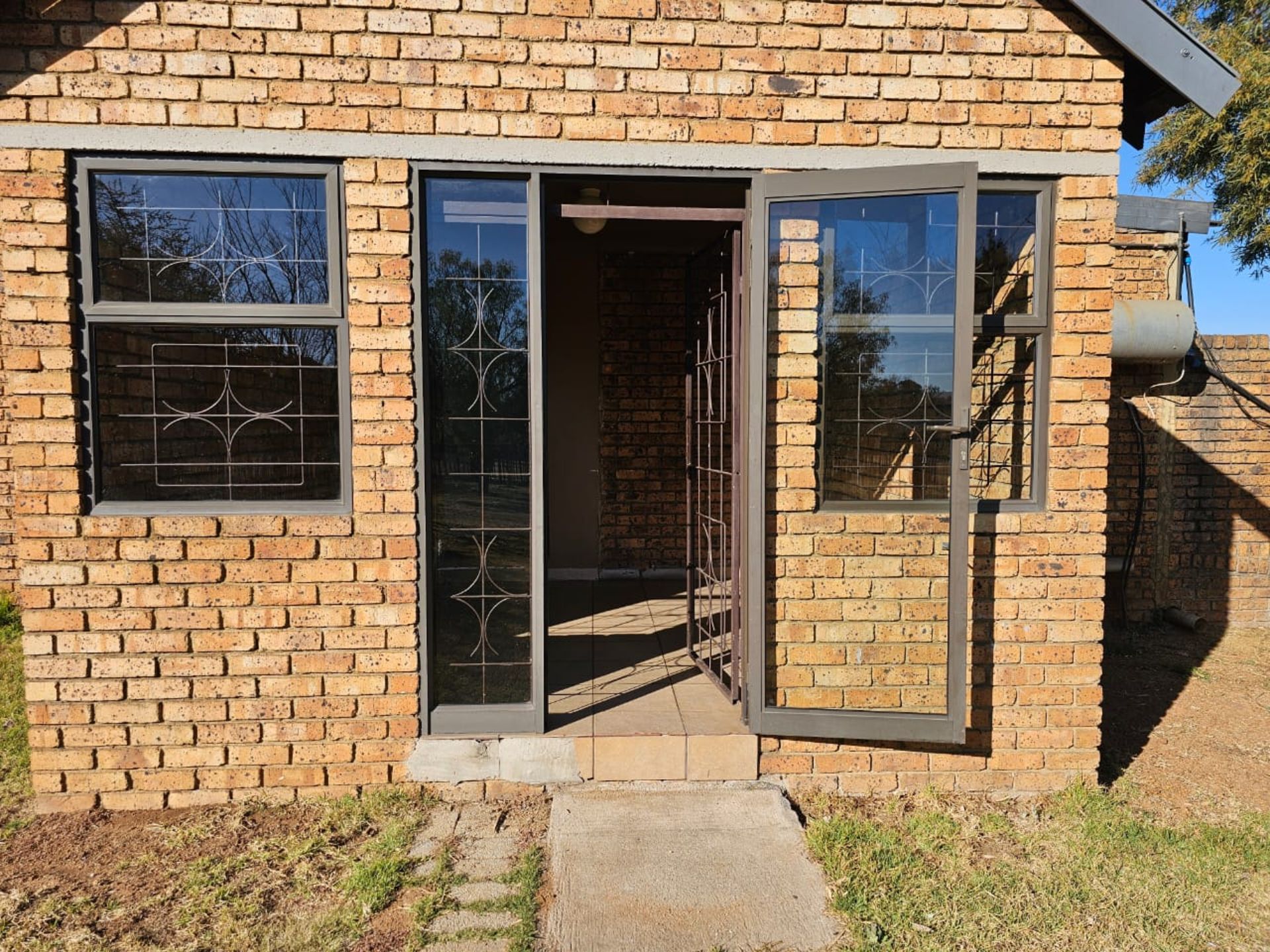 SPACIOUS 1 HECTARE PROPERTY WITH POOL & GUEST HOUSE - EQUIPPED WITH BACKUP SOLAR PLANT & WATER TANKS - Image 174 of 192