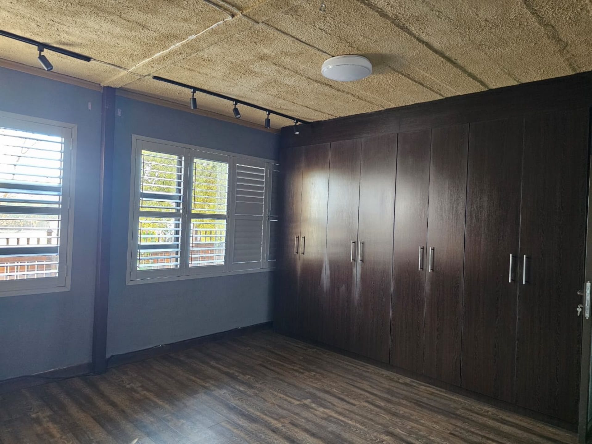 SPACIOUS 1 HECTARE PROPERTY WITH POOL & GUEST HOUSE - EQUIPPED WITH BACKUP SOLAR PLANT & WATER TANKS - Image 105 of 192