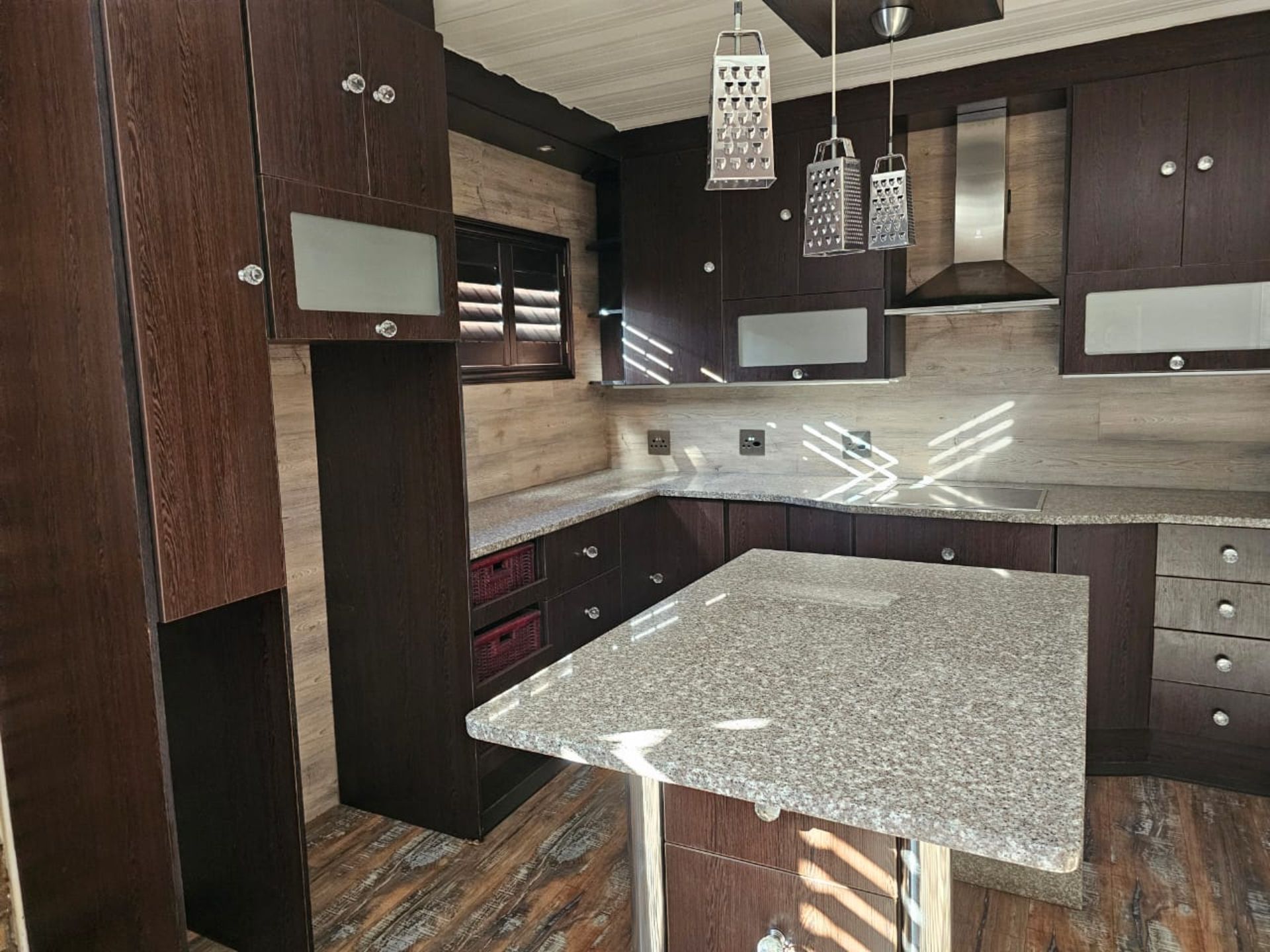 SPACIOUS 1 HECTARE PROPERTY WITH POOL & GUEST HOUSE - EQUIPPED WITH BACKUP SOLAR PLANT & WATER TANKS - Image 82 of 192