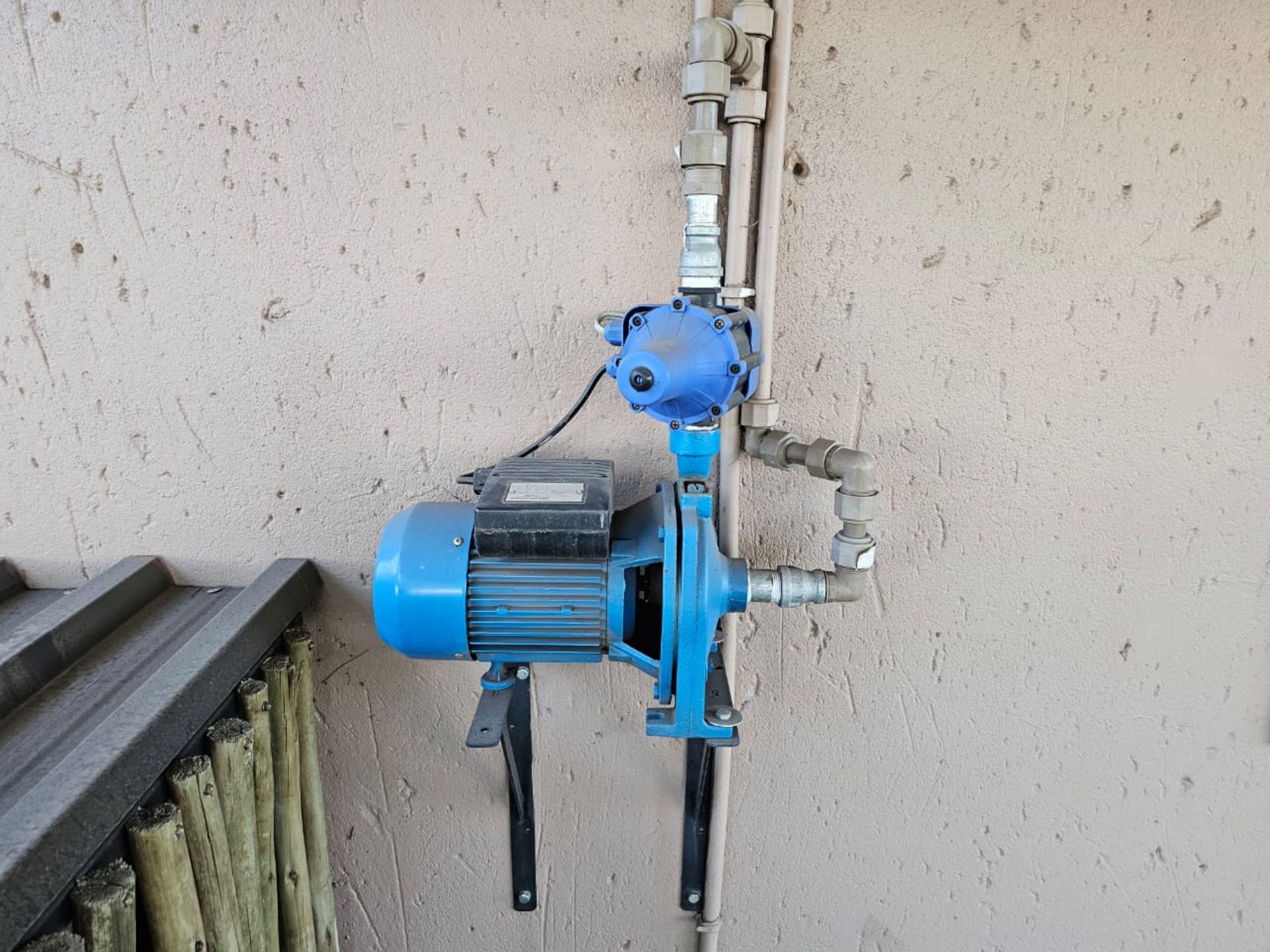 SPACIOUS 1 HECTARE PROPERTY WITH POOL & GUEST HOUSE - EQUIPPED WITH BACKUP SOLAR PLANT & WATER TANKS - Image 31 of 192