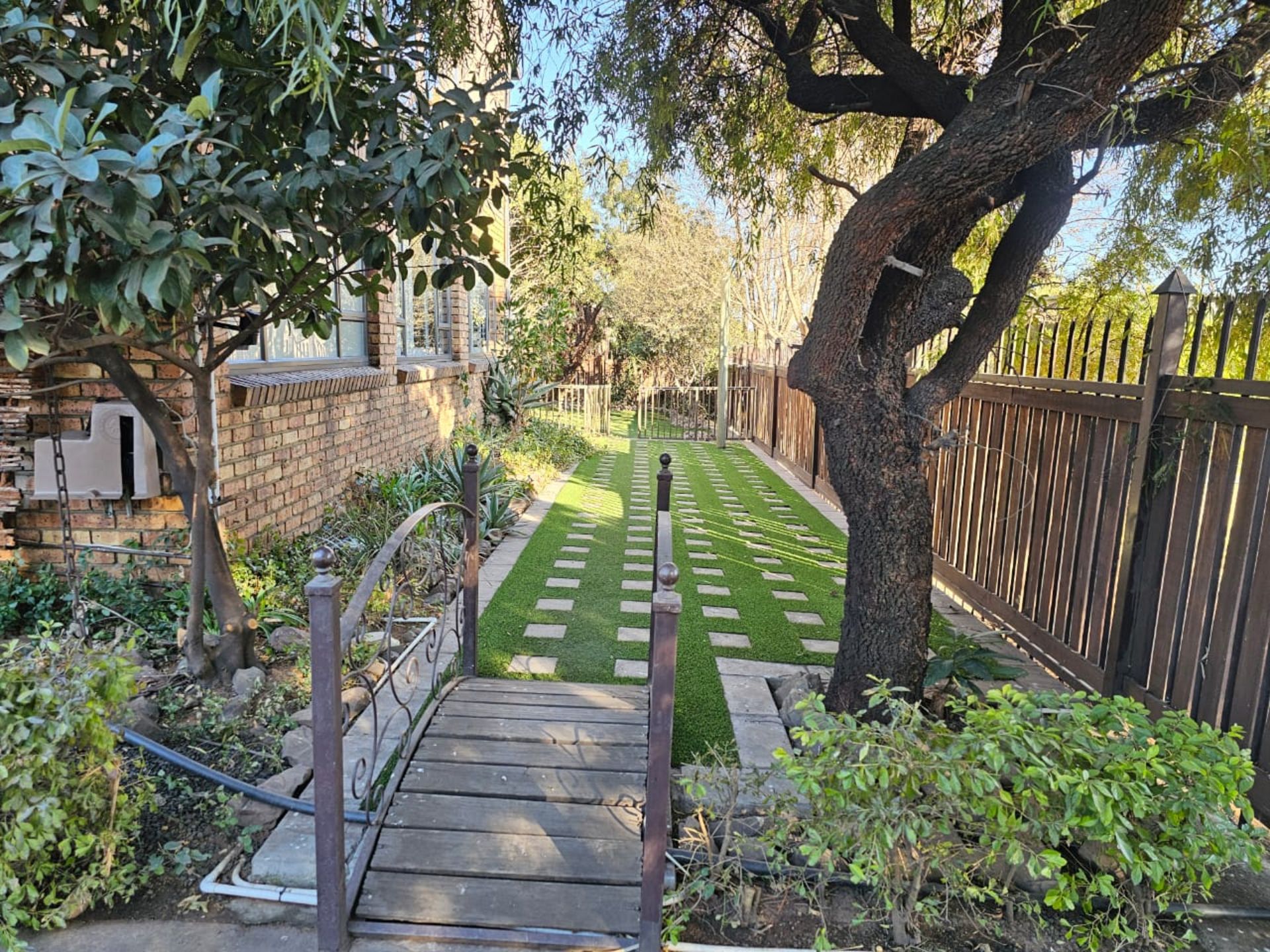 SPACIOUS 1 HECTARE PROPERTY WITH POOL & GUEST HOUSE - EQUIPPED WITH BACKUP SOLAR PLANT & WATER TANKS - Image 10 of 192