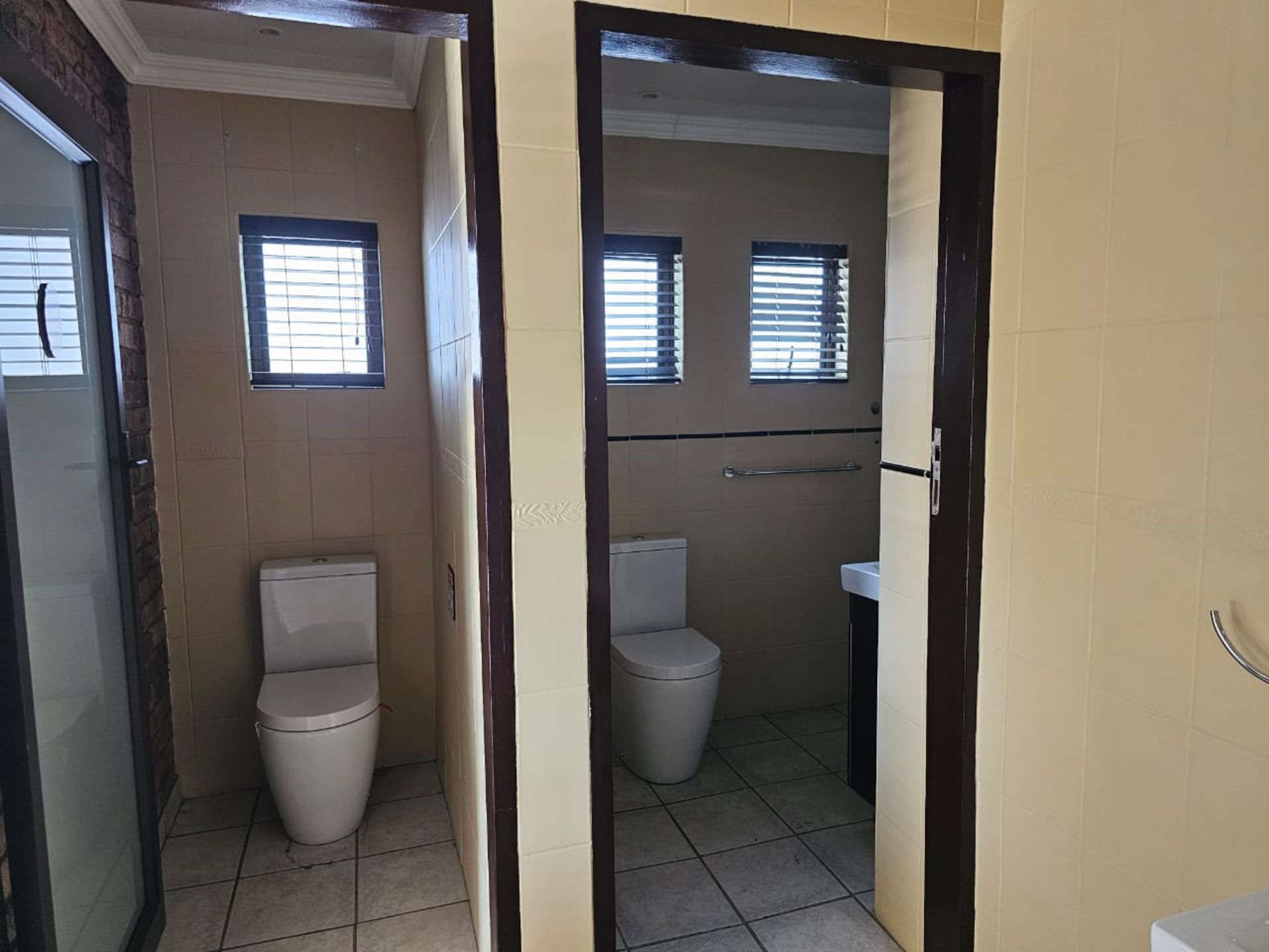 SPACIOUS 1 HECTARE PROPERTY WITH POOL & GUEST HOUSE - EQUIPPED WITH BACKUP SOLAR PLANT & WATER TANKS - Image 140 of 192