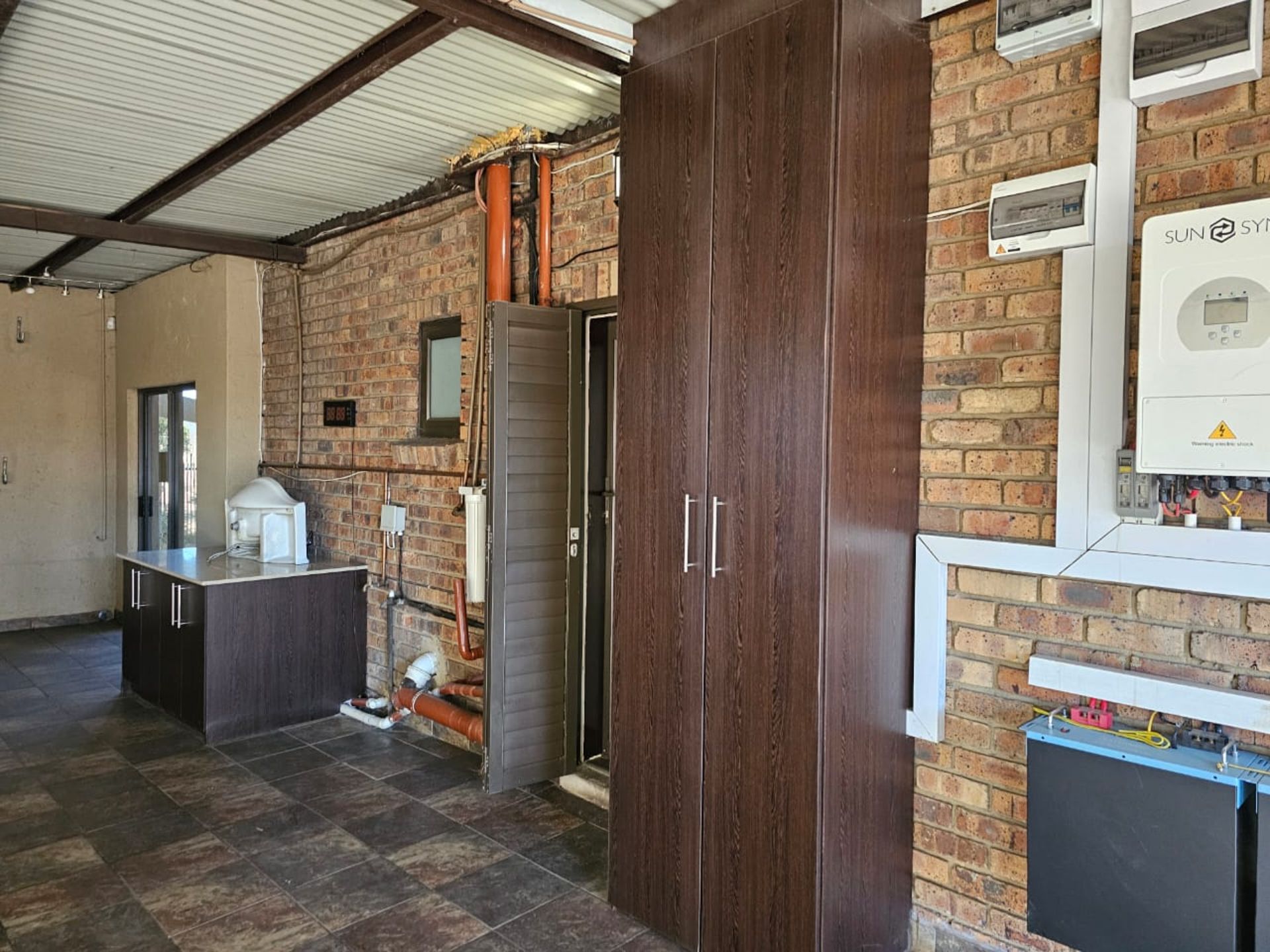 SPACIOUS 1 HECTARE PROPERTY WITH POOL & GUEST HOUSE - EQUIPPED WITH BACKUP SOLAR PLANT & WATER TANKS - Image 66 of 192