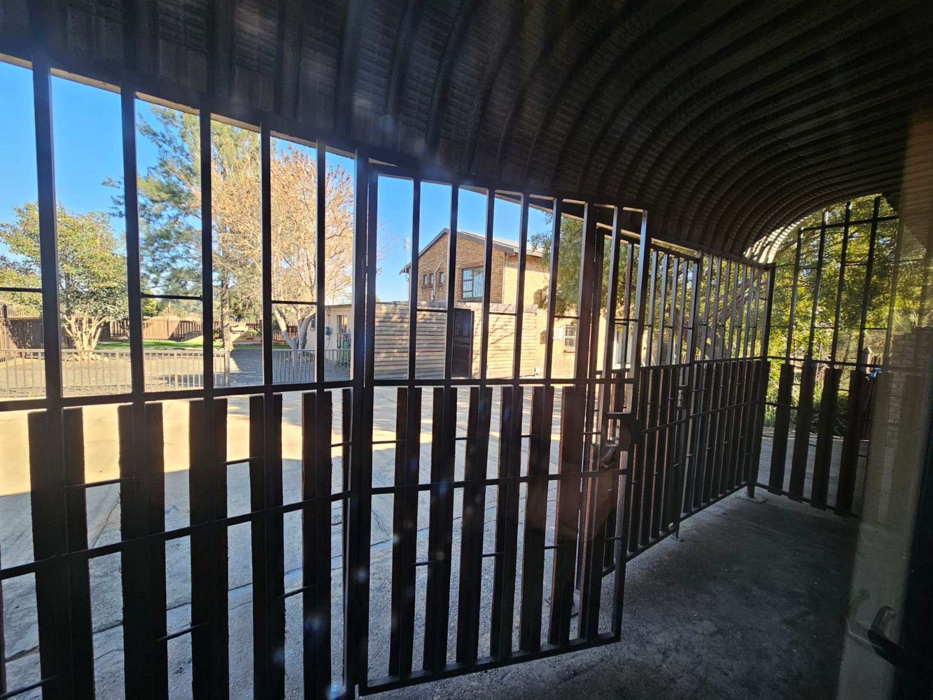 SPACIOUS 1 HECTARE PROPERTY WITH POOL & GUEST HOUSE - EQUIPPED WITH BACKUP SOLAR PLANT & WATER TANKS - Image 95 of 192