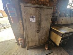WOODEN STORAGE BOX WITH VARIOUS LOOSE WORKSHOP ITEMS - STC