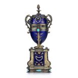 Horloge à cercle tournant en forme d’œuf, avec boîte à musique, XXe s., dans le goût de L’Œuf impéri