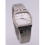 A vintage gentlemens Seiko quartz wristwatch with rectangular dial and metal bracelet. Requires a