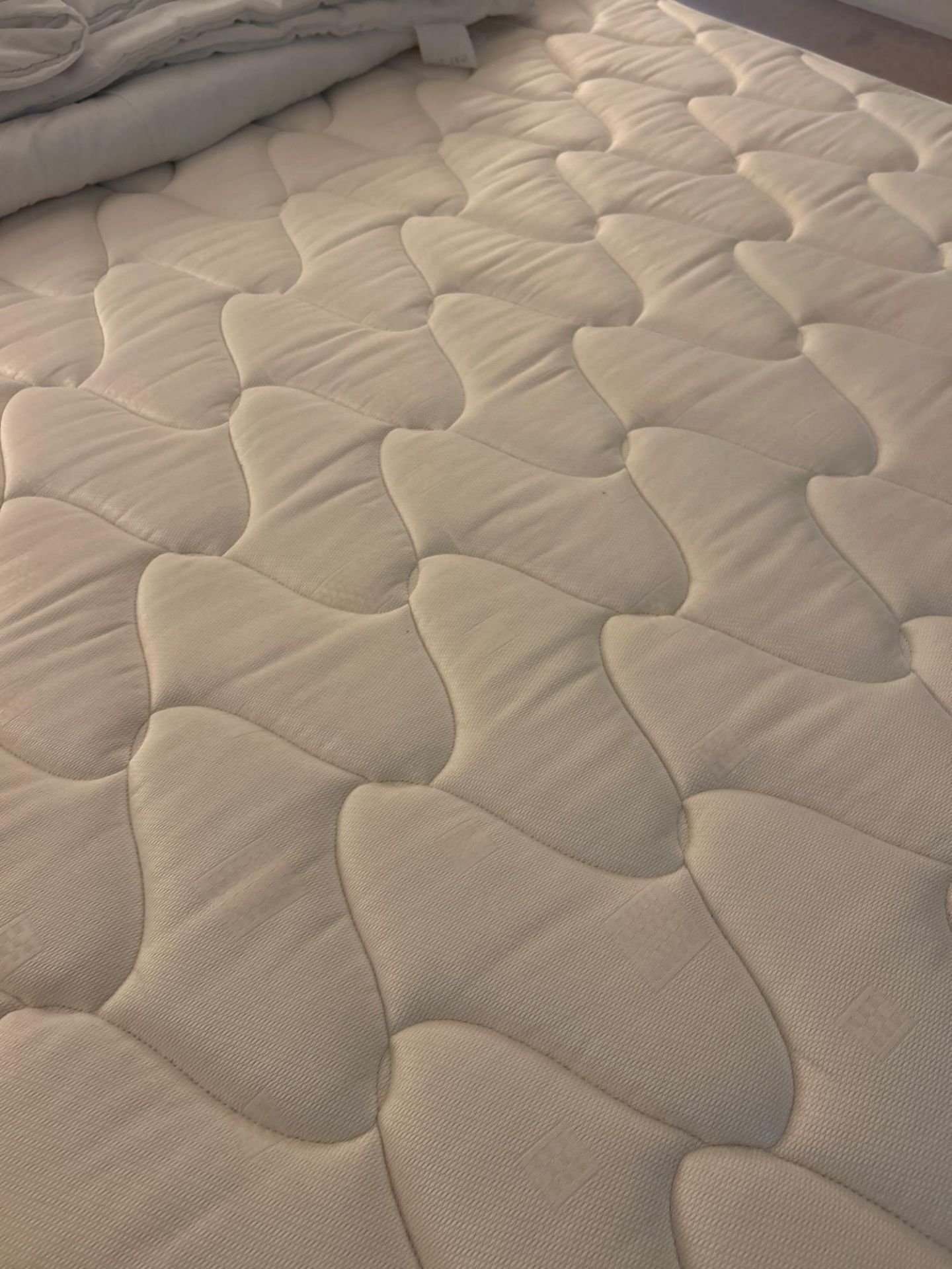 Complete contents of room comprising of divan base and Serta mattress 150 x 200cm, headboard with - Image 3 of 15
