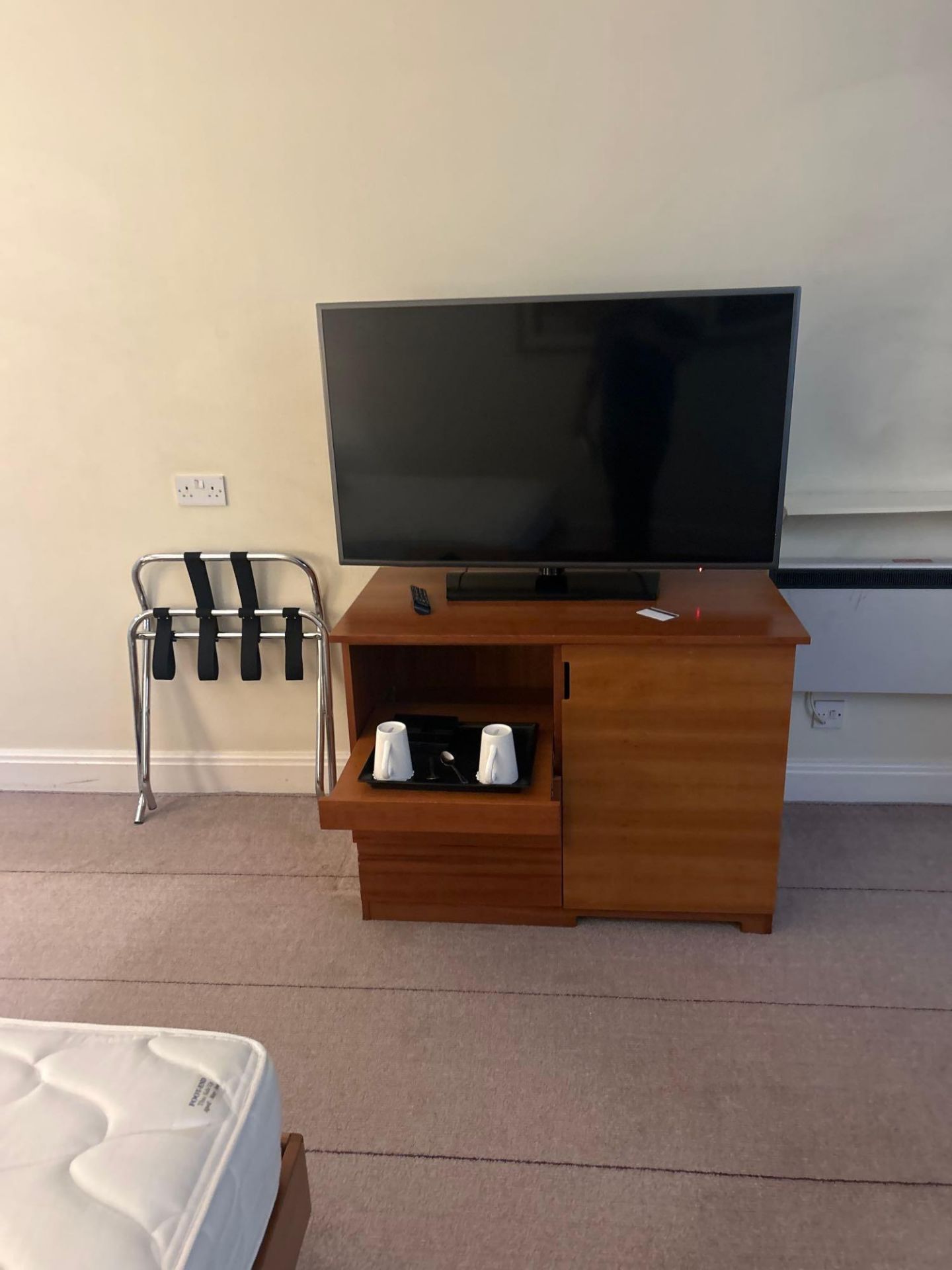 Complete contents of room comprising of divan base and Serta mattress 150 x 200cm, headboard with - Image 4 of 15