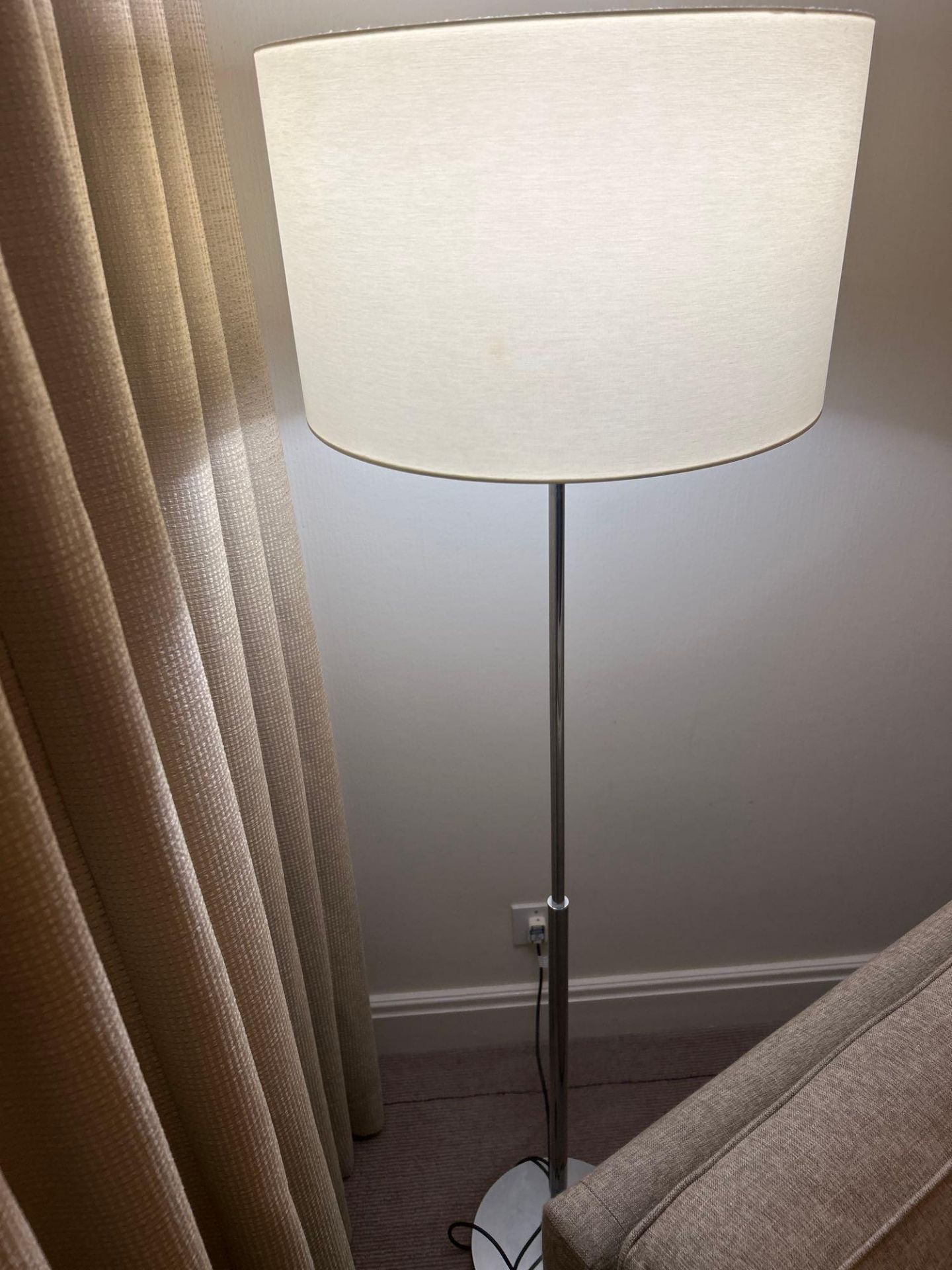 Complete contents of room comprising of divan base and Serta mattress 150 x 200cm, headboard with - Image 7 of 15