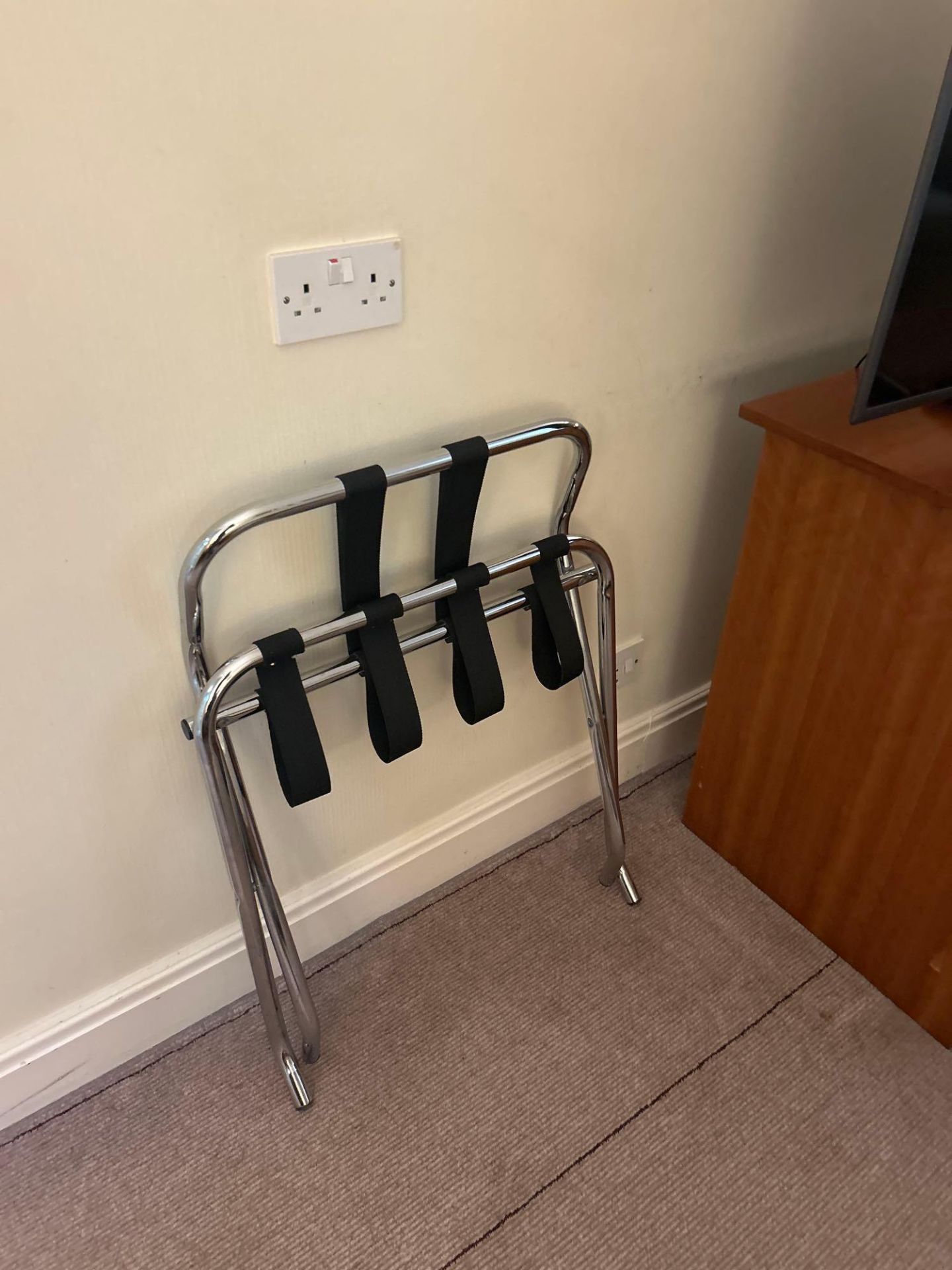 Complete contents of room comprising of divan base and Serta mattress 150 x 200cm, headboard with - Image 15 of 15