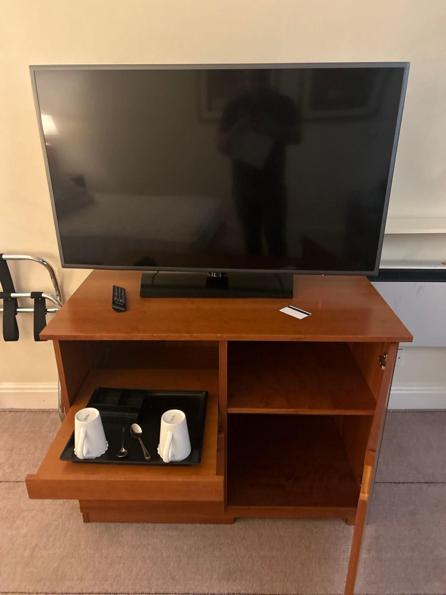 Complete contents of room comprising of divan base and Serta mattress 150 x 200cm, headboard with - Image 12 of 15