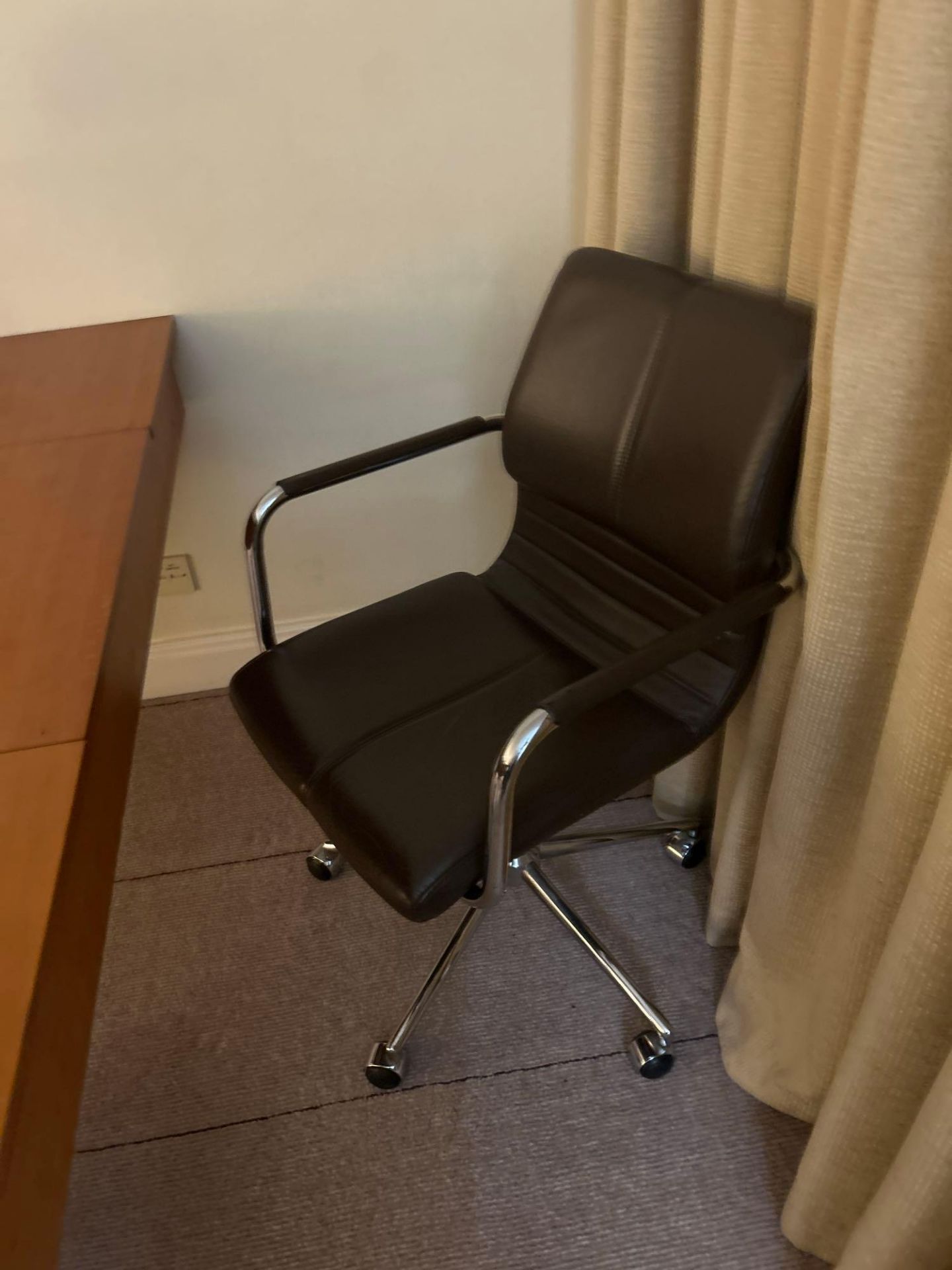 Complete contents of room comprising of divan base and Serta mattress 150 x 200cm, headboard with - Image 6 of 15