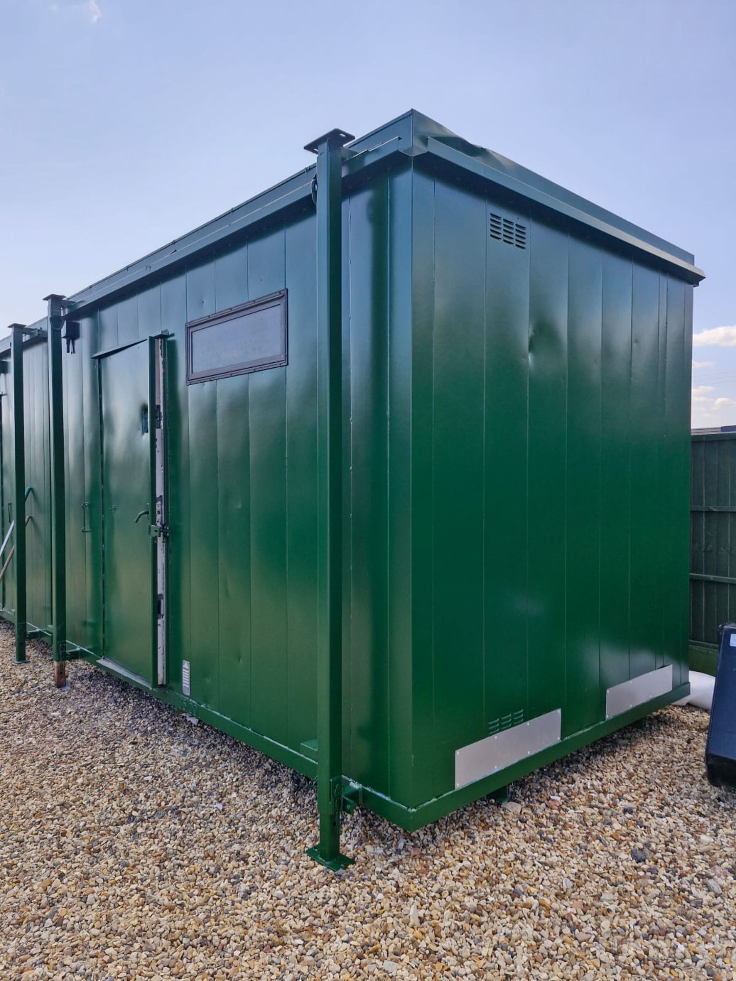 12ft x 8ft toilet site cabin, 3 toilets, 2 urinals & 2 sinks