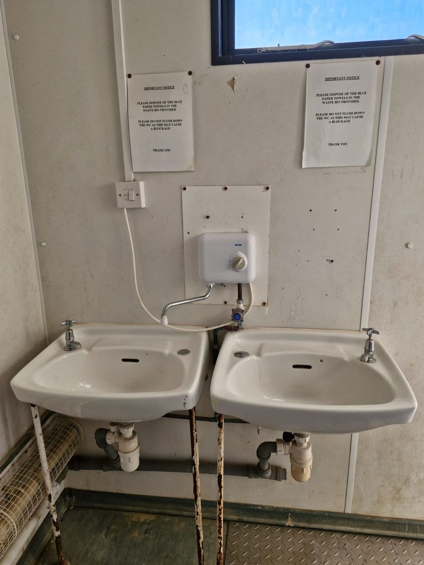 12ft x 8ft toilet site cabin, 3 toilets, 2 urinals & 2 sinks - Image 5 of 5