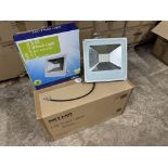 Box of 8 x 60 watt flood lights