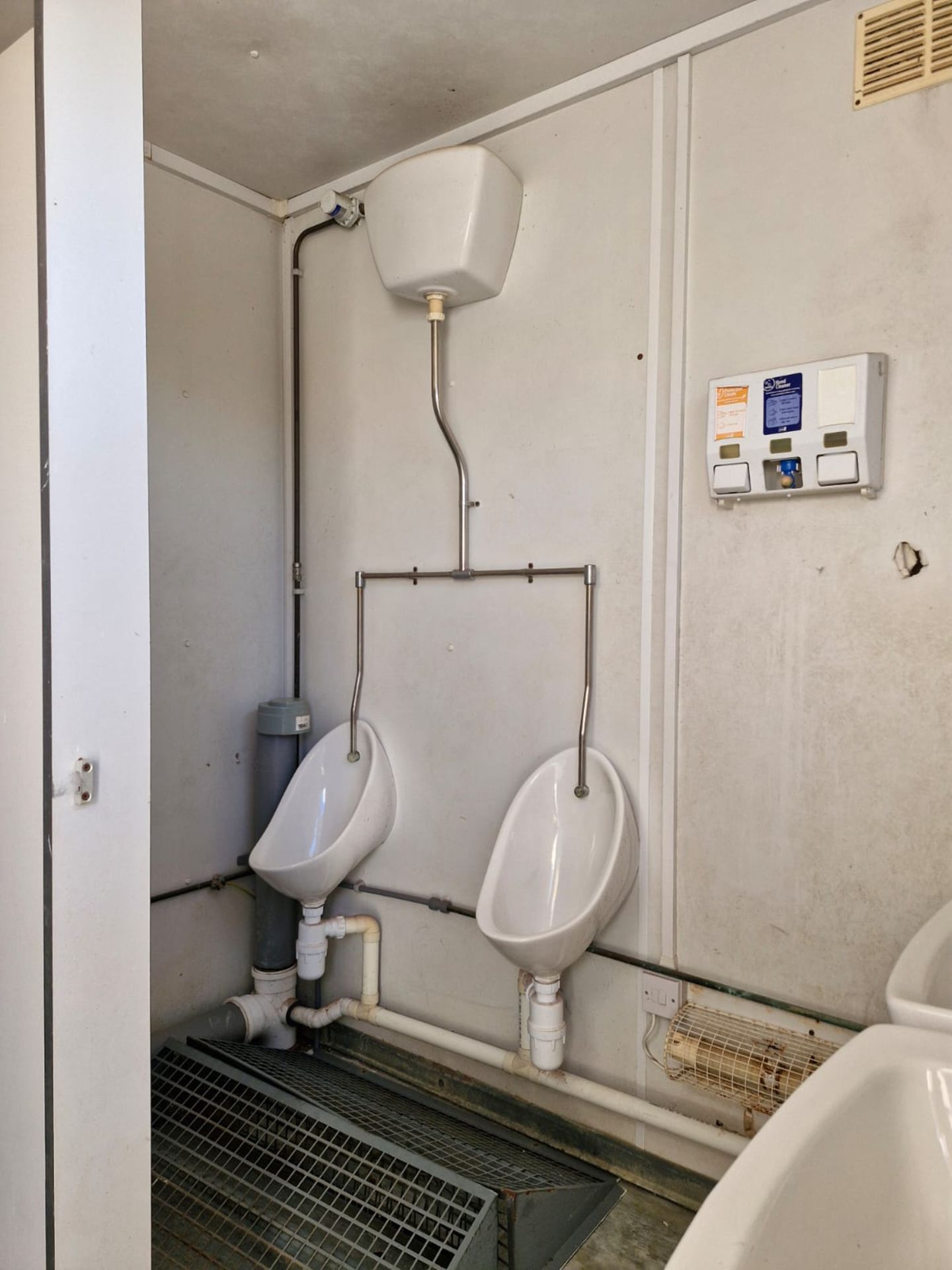 12ft x 8ft toilet site cabin, 3 toilets, 2 urinals & 2 sinks - Image 4 of 5