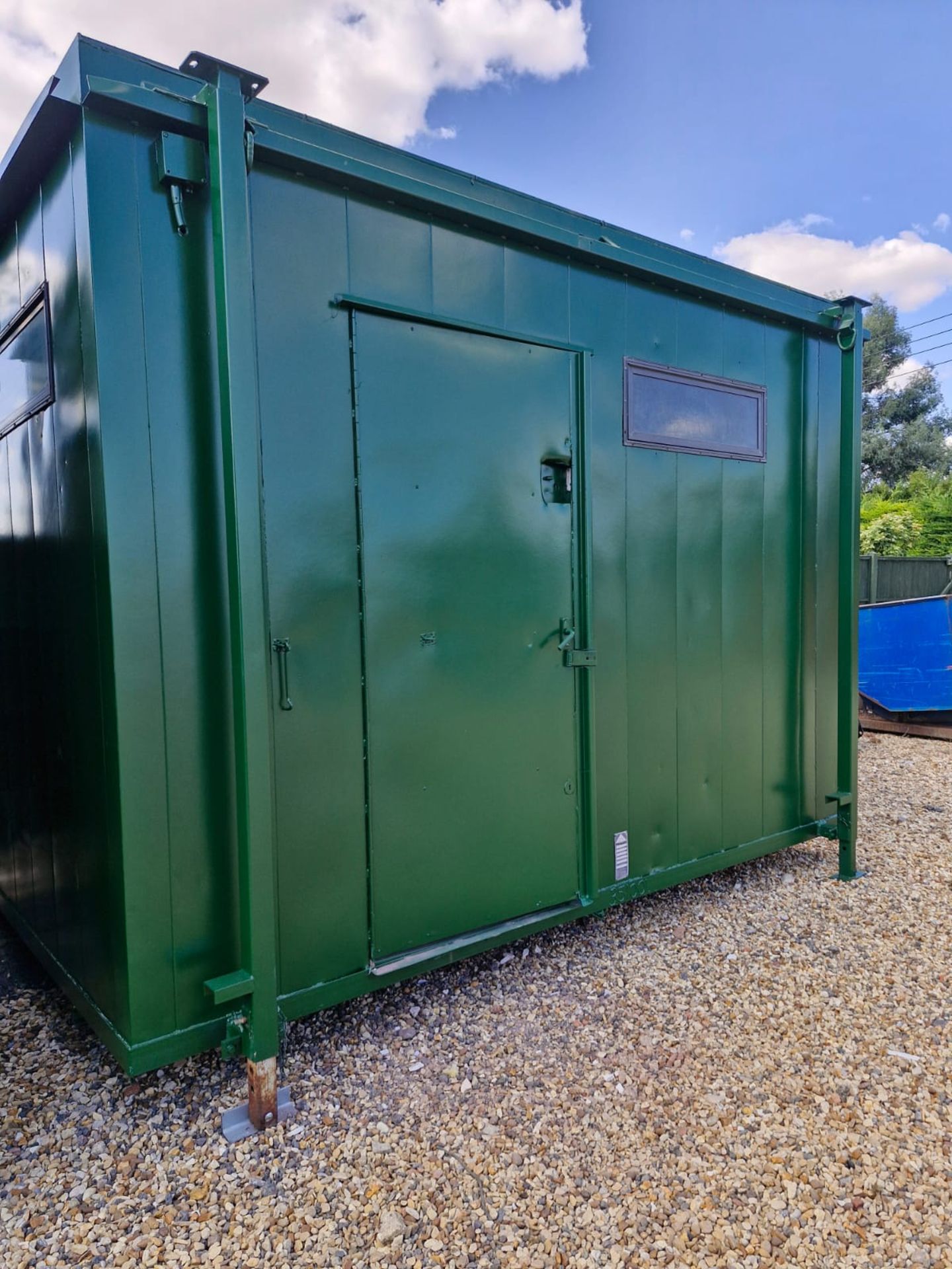12ft x 8ft toilet site cabin, 3 toilets, 2 urinals & 2 sinks - Image 2 of 5