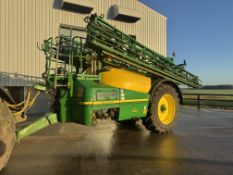 2015 John Deere 944i trailed sprayer with 36m boom, 4,400L tank, sprayed area 28,000ha, tyres 620/70