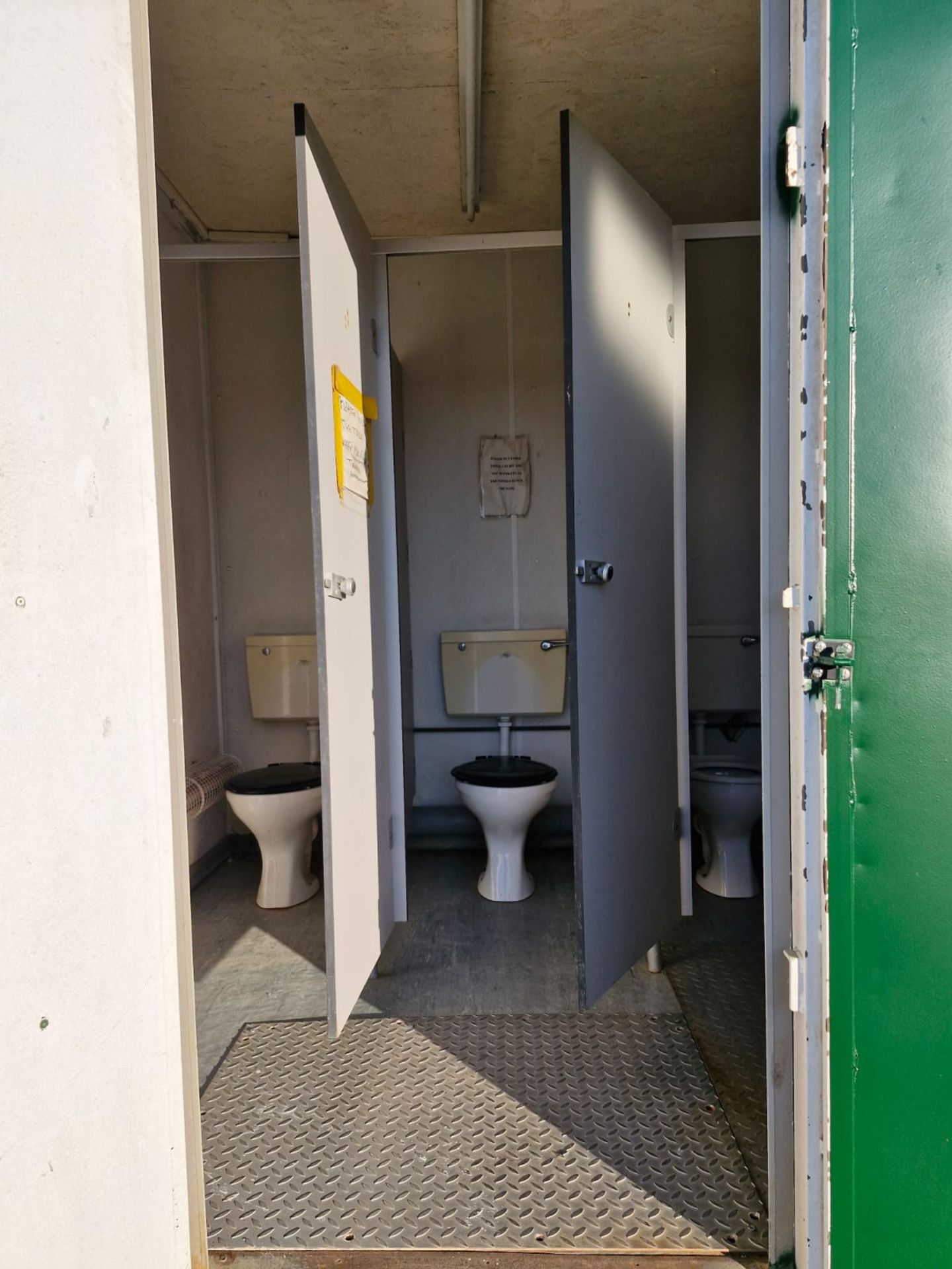 12ft x 8ft toilet site cabin, 3 toilets, 2 urinals & 2 sinks - Image 3 of 5