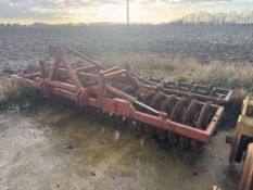 Farm Force front mounted press 4m folding, serial no 3250, model F3400 W.E., 2 rows of working tines