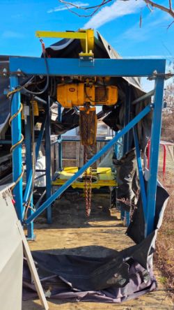 FLEXICON BULK BAG UNLOADER W/ 2-TON HARRINGTON HOIST & LIFTING FRAME FOR MATERIALS
