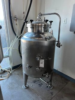 90 GALLON STAINLESS STEEL RAISED VERTICAL TANK W/ PRESSURE TANK STYLE LID