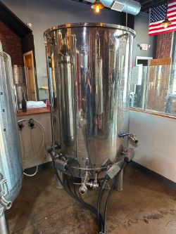 300 GALLON STOUT STAINLESS STEEL RAISED VERTICAL SPLIT LID TANK W/ (4) TANK HEATERS
