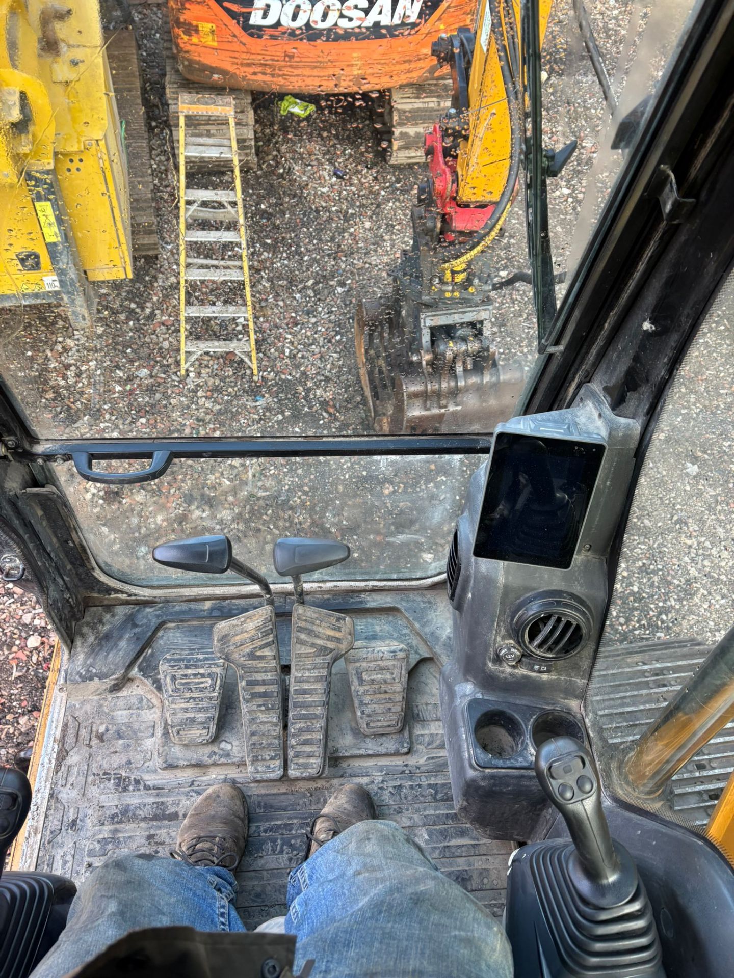 Sany SY135C crawler excavator high cab - year 2023 - 2600 hours - quick hitch 65mm pins - comes with - Image 11 of 17