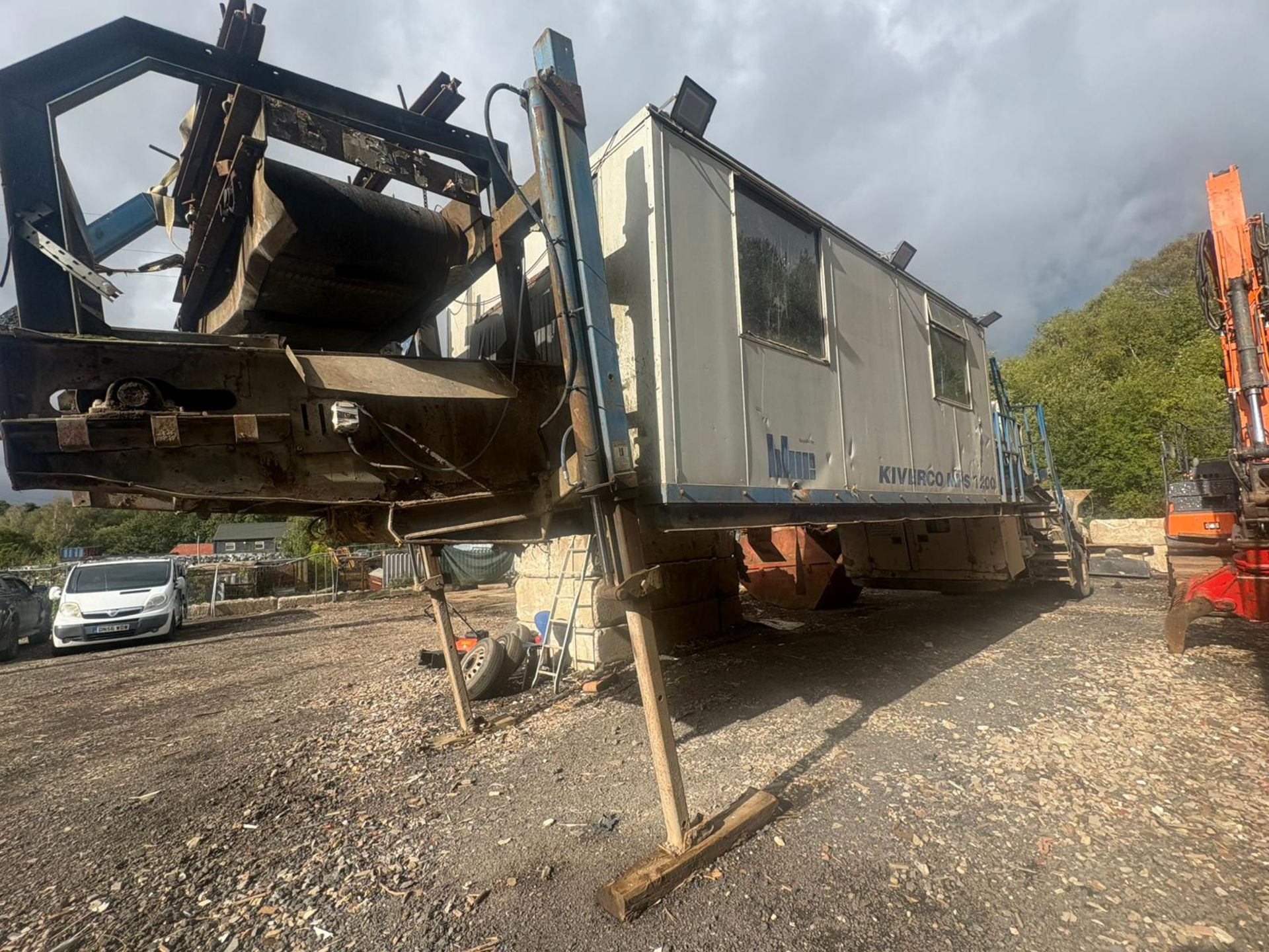 Kiverco MPS1200 mobile picking station - year 2011 - 7900 hours - 6 shute - blower & over magnet - Image 2 of 11