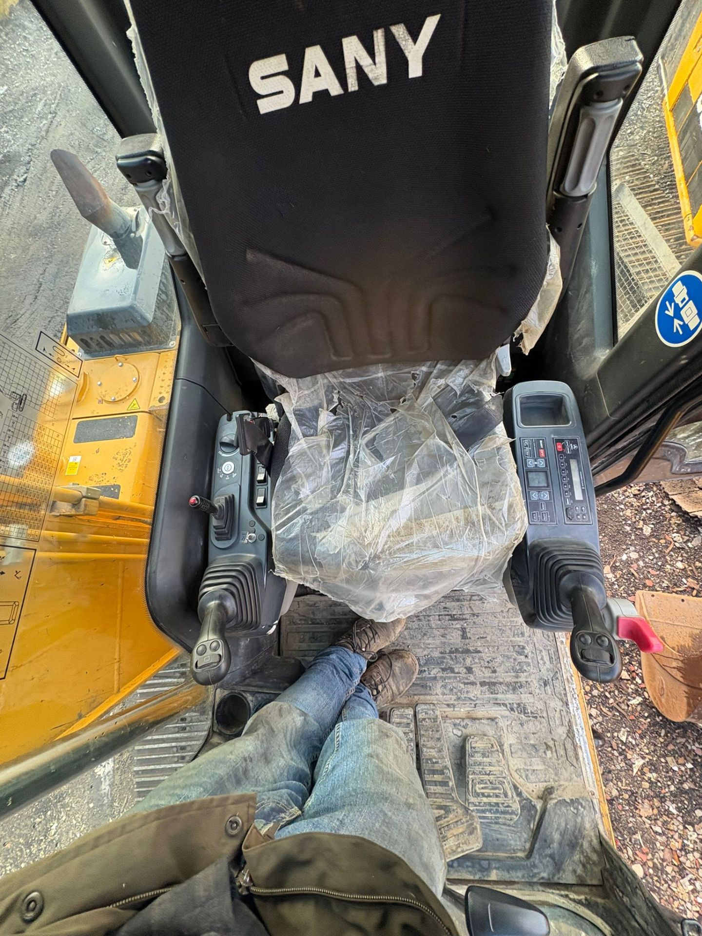 Sany SY135C crawler excavator high cab - year 2023 - 2600 hours - quick hitch 65mm pins - comes with - Image 6 of 17