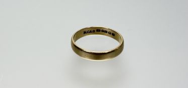 An 18ct gold wedding ring R 3.88g