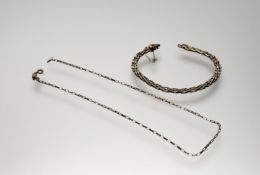 A 9ct gold triple bar link chain bracelet with clip fastening and safety chain a/f 9.1g and a 9ct