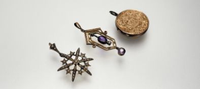 An Edwardian 9ct gold drop pendant with oval faceted amethyst and pearl drop to centre and lower