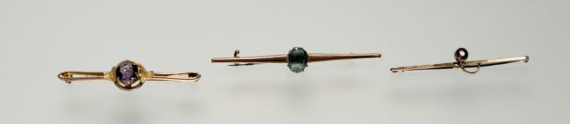 A collection of three Edwardian 9ct gold bar brooches to include a circualr faceted amethyst set