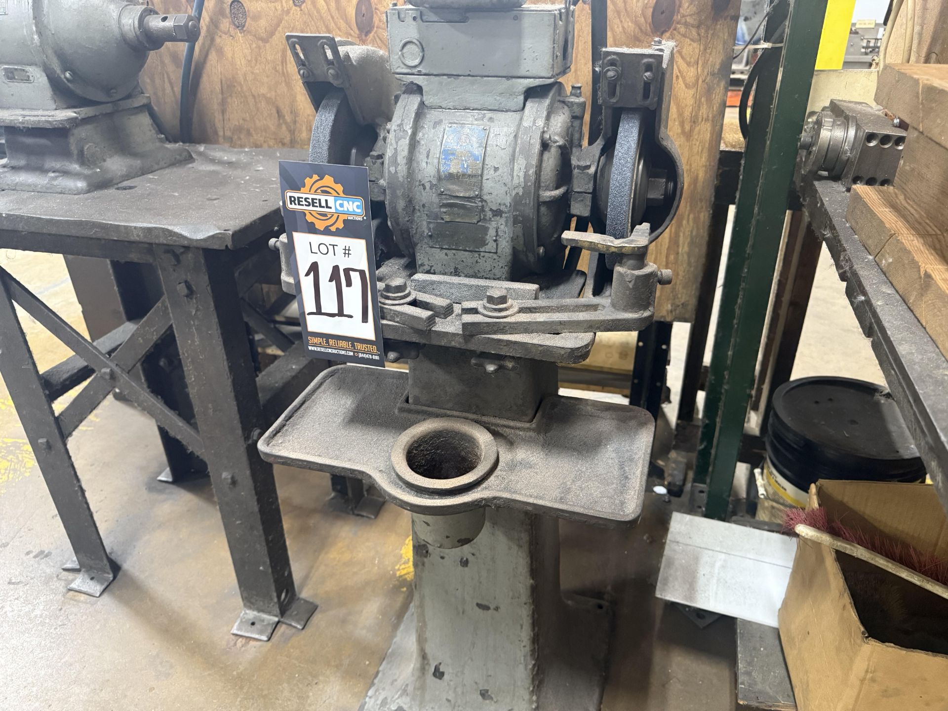 US Electric Dual End Pedestal Grinder - Image 4 of 6