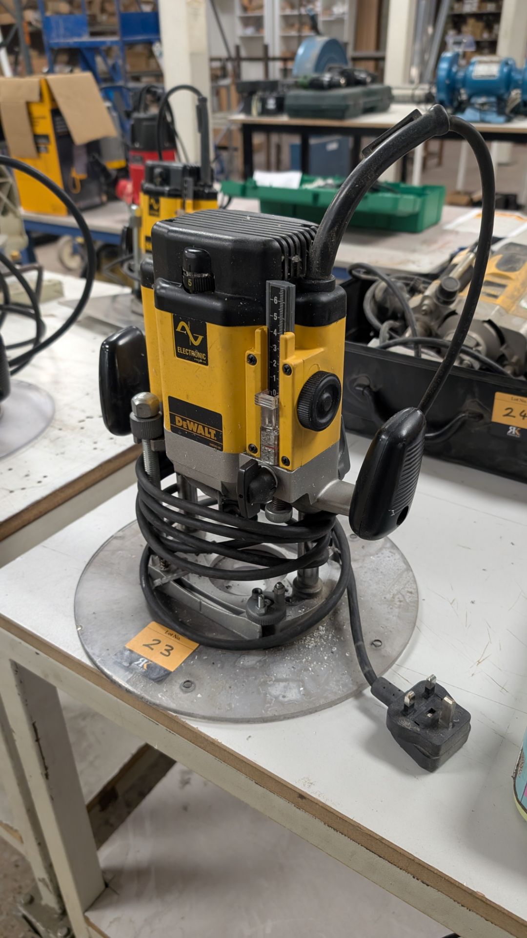 DEWALT Plunge Router 230v. Model: DW625EPlease note, all lots in this ...