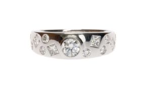 9CT WHITE GOLD & DIAMOND RING, ring size Q, central diamond approx. 0.35ct surrounded by twelve