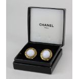 Chanel Ohrclips, Paris um 1980, vergoldetes Metall mit 2 Opalglas Cabochons, um den Stein Chanel