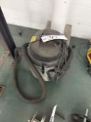 Karcher Professional NT27/1 Vacuum Cleaner Please read the following important notes:- ***Overseas