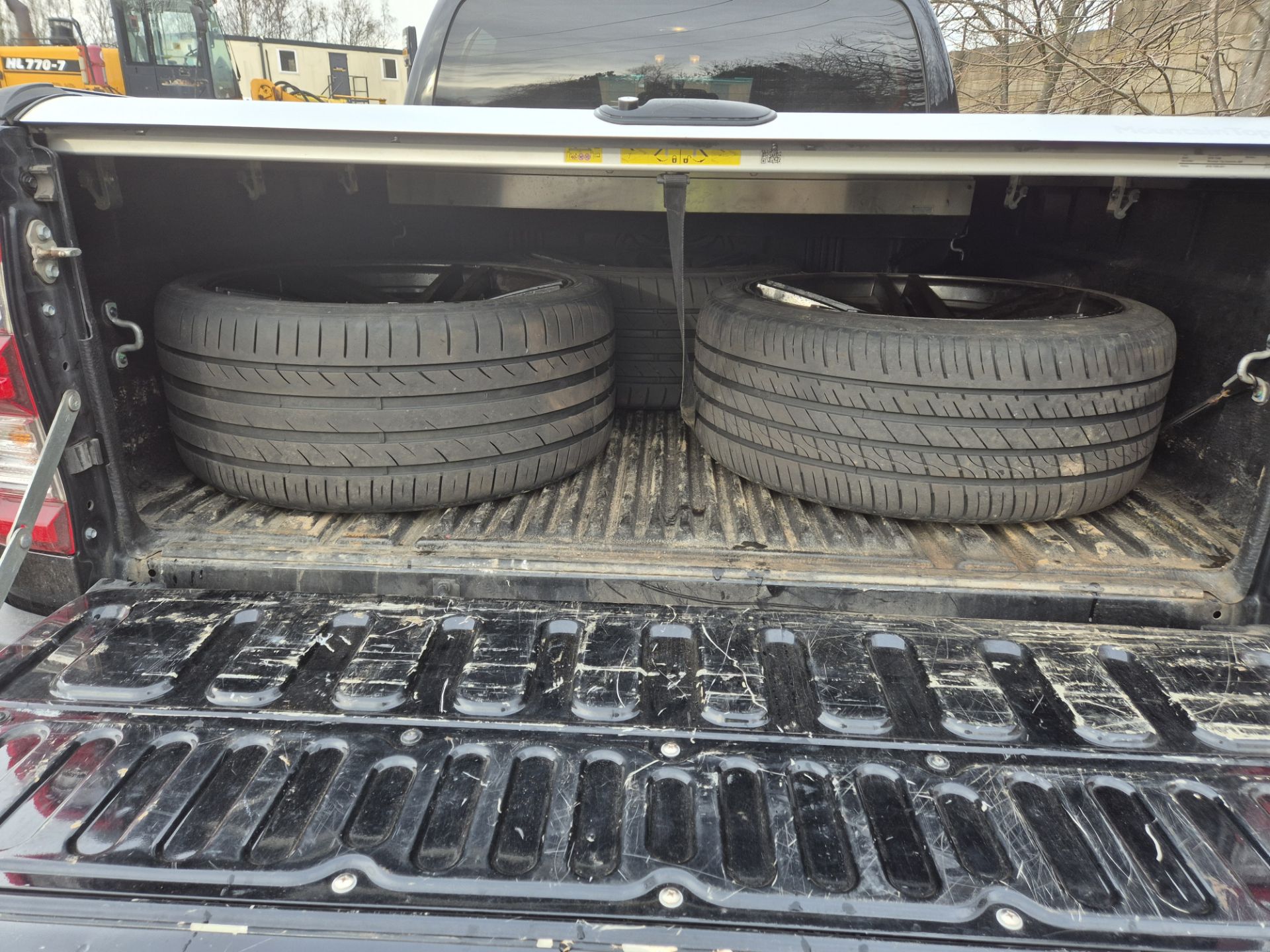 Toyota Hilux Invincible X 2.8 D-4D Auto Double Cab Pick Up, registration no. MF71 WVN, odometer - Image 5 of 8