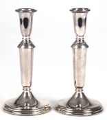 Paar Leuchter, versilbert, 1-flammig, getreppter Rundfuß, H. 18,5 cm