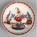 Meissen-Schälchen mit polychromem Tischchenmuster, um 1770, Schwertermarke mit Zusatz "G", 1. Wahl,