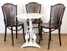 Tisch, 6-eckig, mit weißer Marmorplatte auf weißem, gußeisernem Fuß mit 3 Fabelwesen, H. 68 cm, Dm.