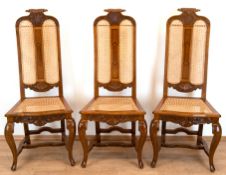 3 Barock-Stühle, Eiche intarsiert, Sitz und Rückenlehne mit Rattangeflecht, 4 verstrebte Beine, mit